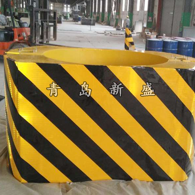 青岛新盛公路桥墩黑黄相间醒目提示防撞设施设备(图1)