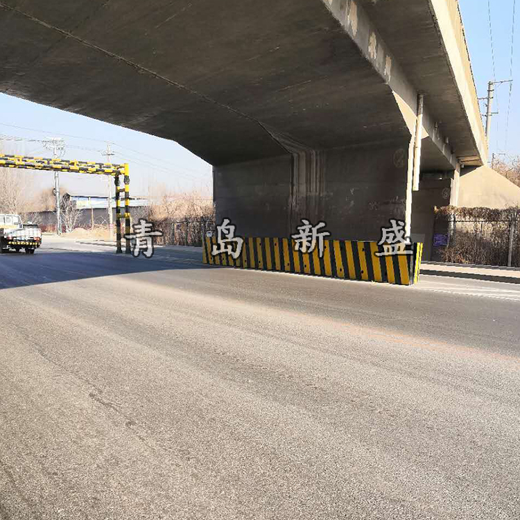 青岛新盛公路桥墩黑黄相间醒目提示防撞设施设备(图3)