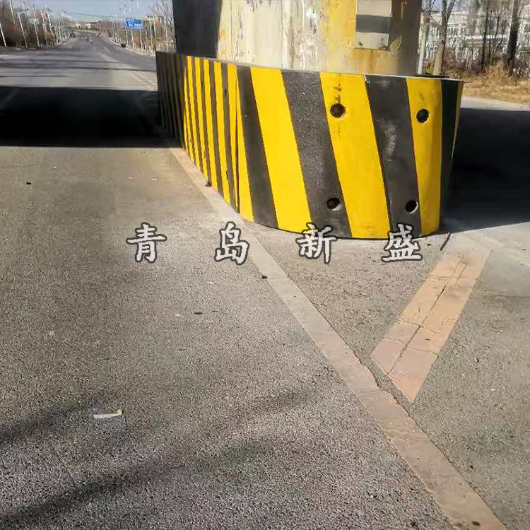 青岛新盛公路桥墩黑黄相间醒目提示防撞设施设备(图2)